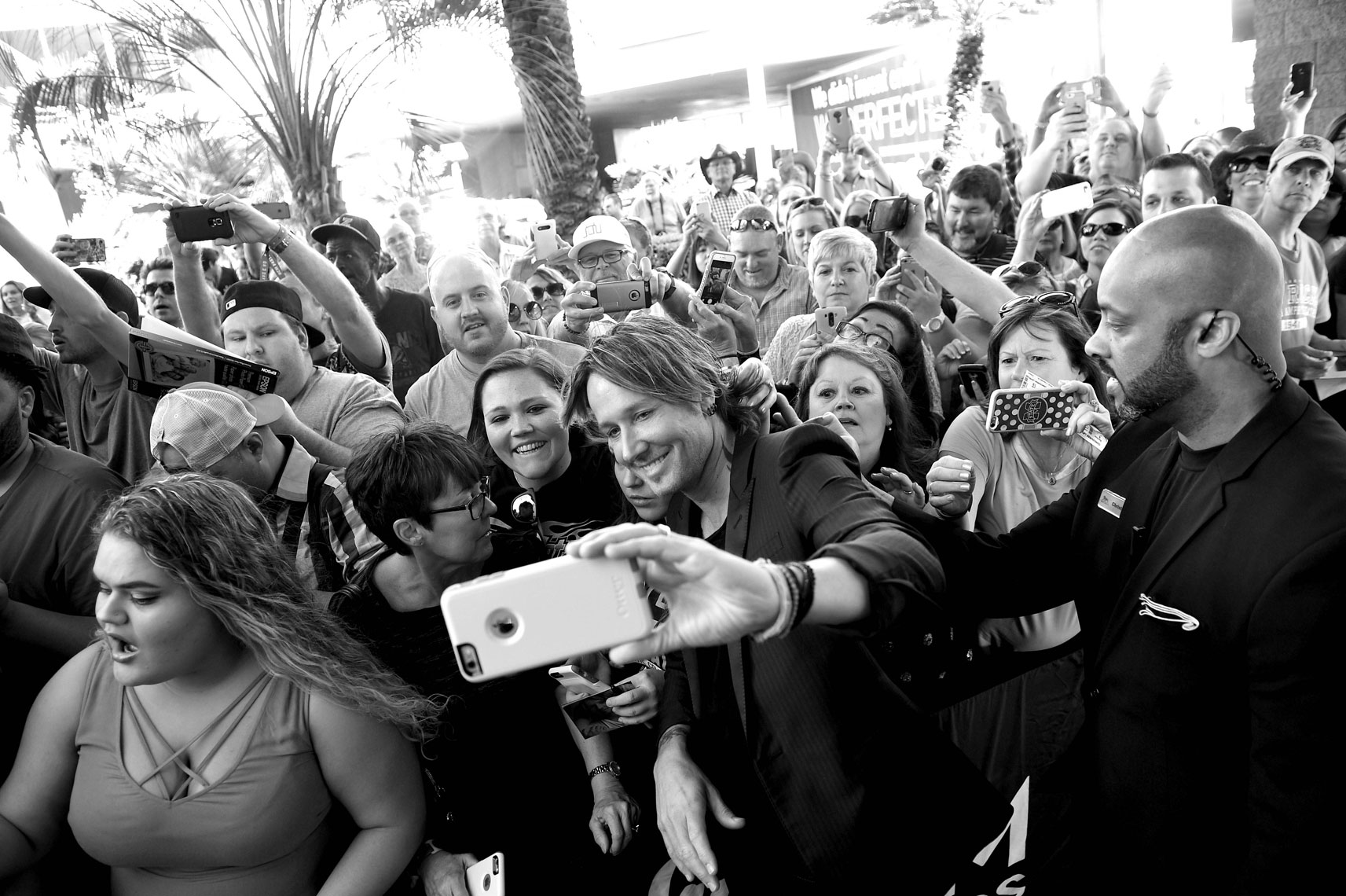 KeithUrbanCrowdSelfie