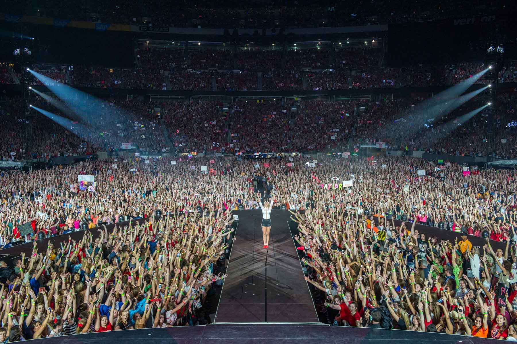 Taylor Swift With Audience Larry Busacca Photography